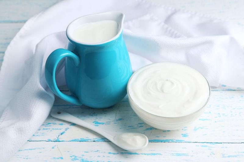 木制背景中的新鲜乳制品