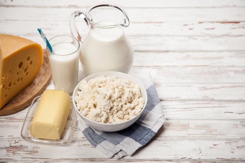 木制餐桌前健康的乳制品