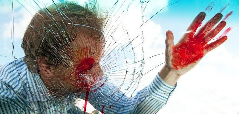 严重受伤的行人被汽车撞到挡风玻璃上