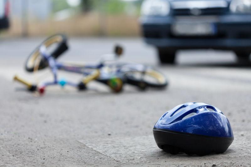 城市街道自行车事故的特写