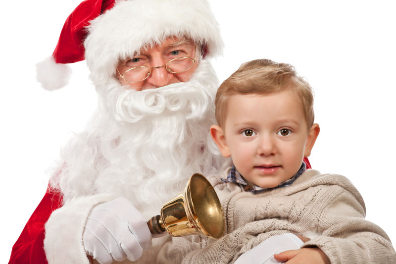 圣诞老人抱着一个小孩玩铃铛