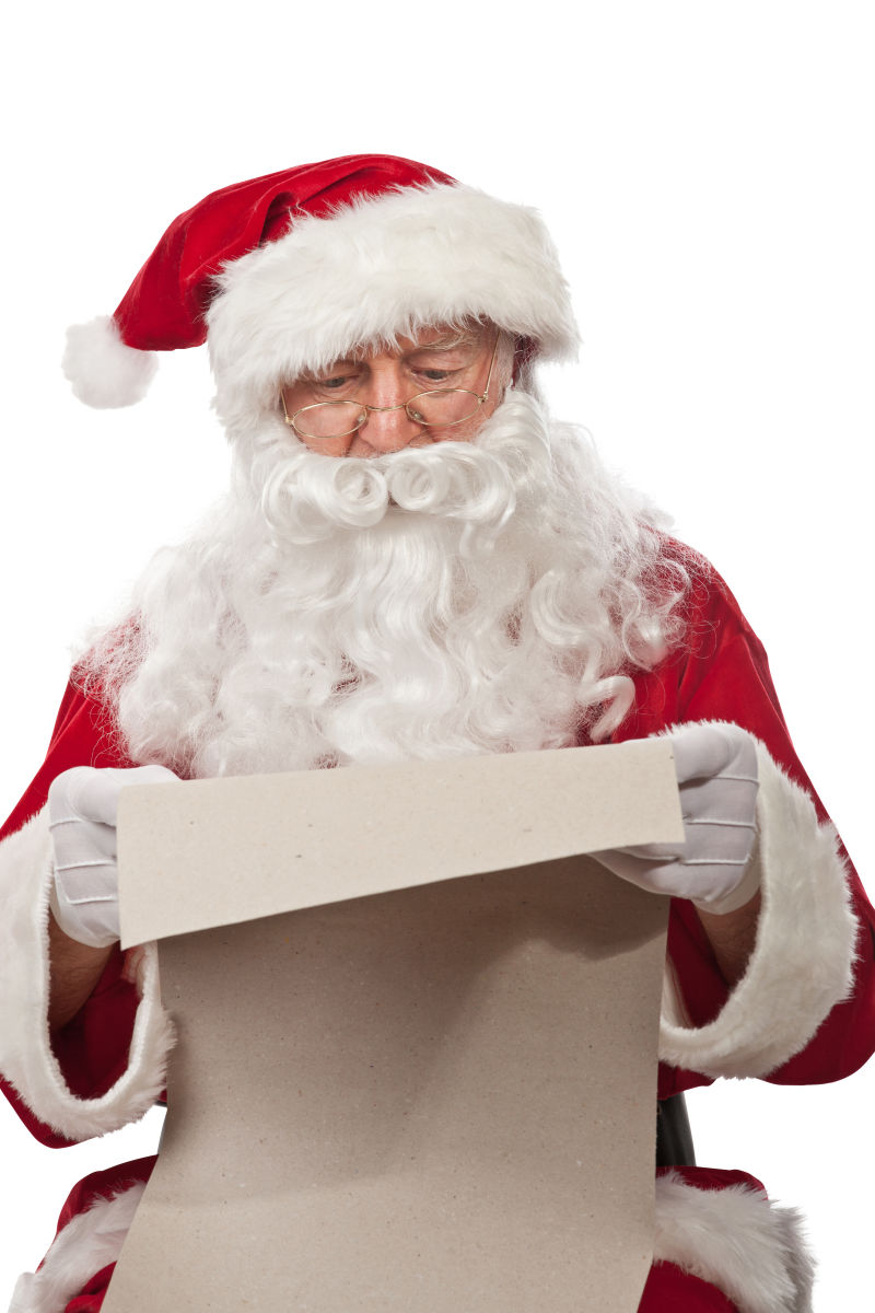 圣诞老人在仔细阅读纸上的内容