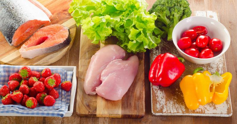 木板上的健康食材