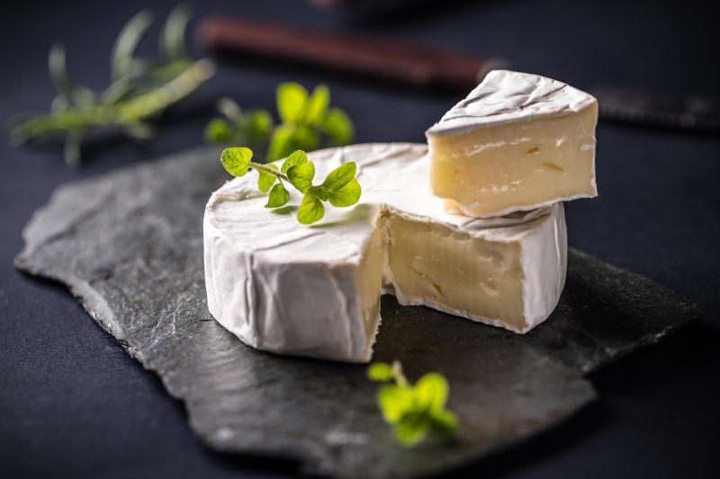 暗黑背景下的卡明伯干酪