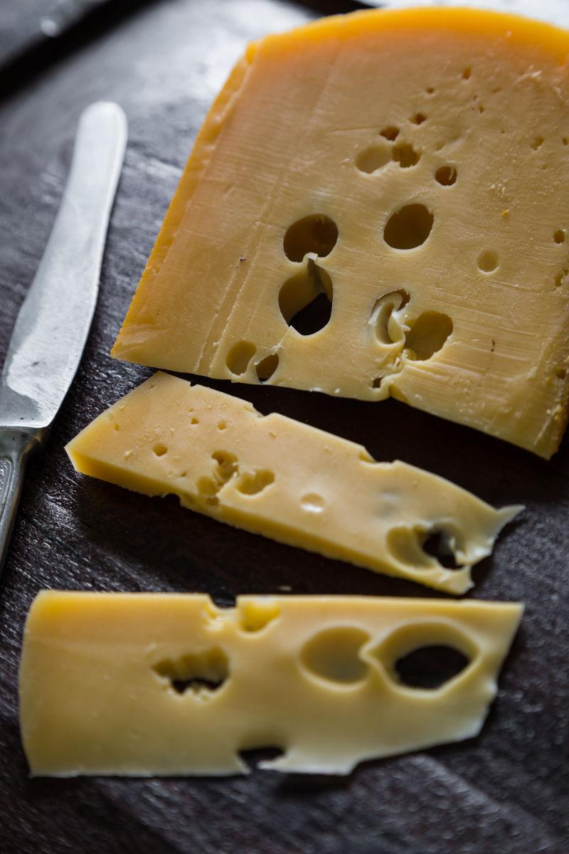 木制桌子上切开的奶酪