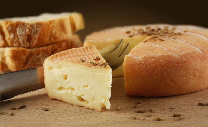 用刀切开的奶酪