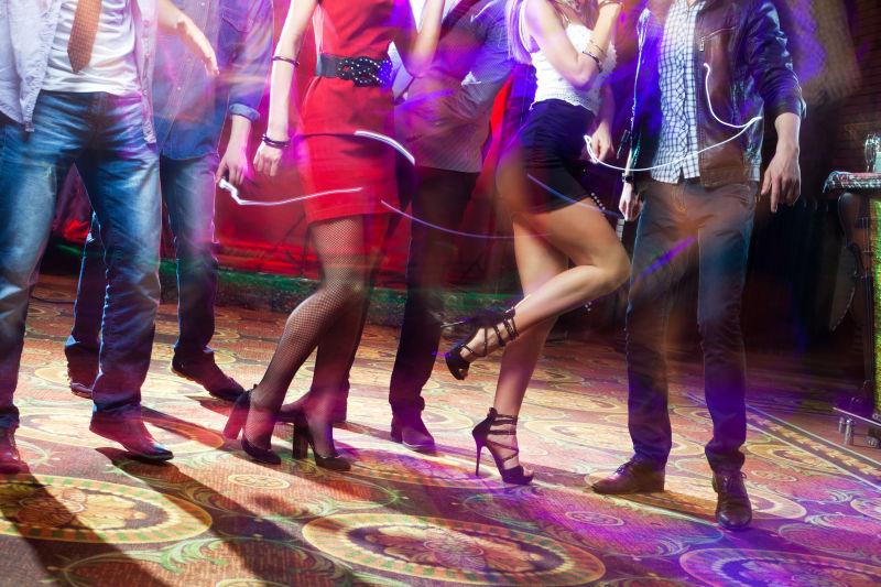 人们在聚会上跳舞