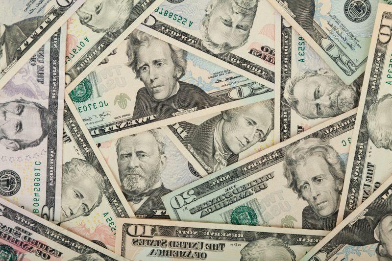 很多美元纸币