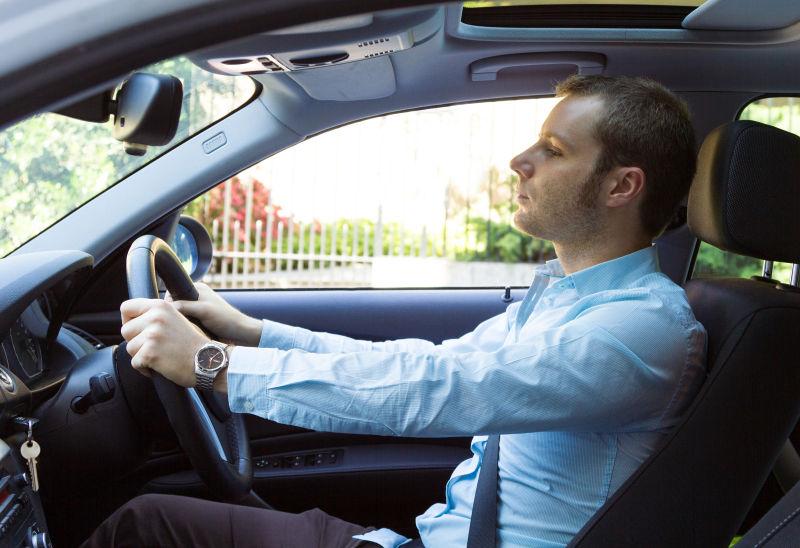 专心开车的年轻男人