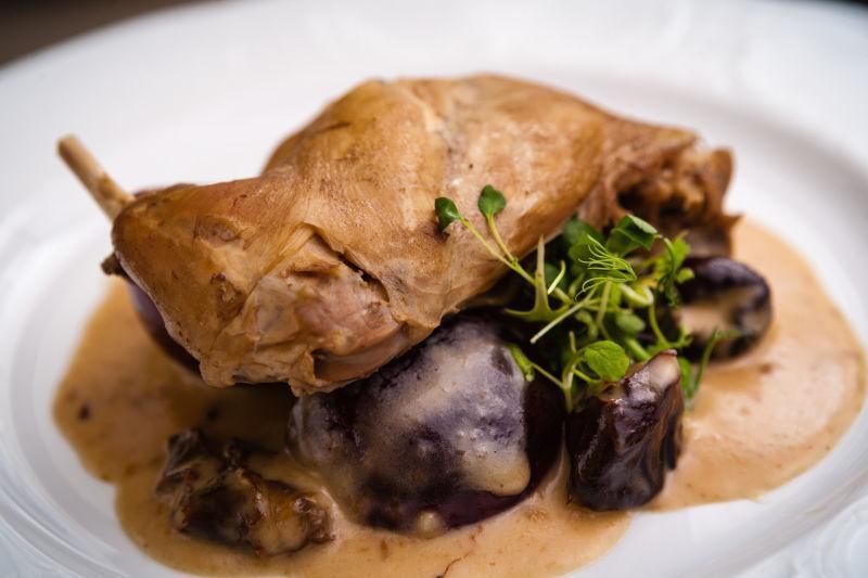 盘子里美味的黑梅汁炖兔腿