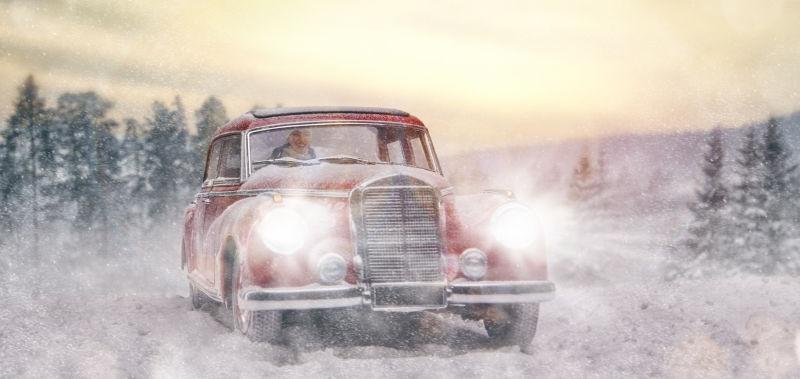 冬天大雪年轻女子驾驶老爷车