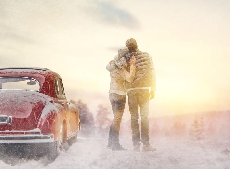 雪白的冬天情侣和老爷车