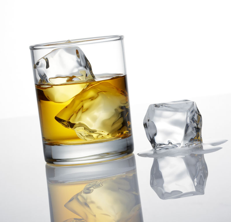 威士忌和冰立方体