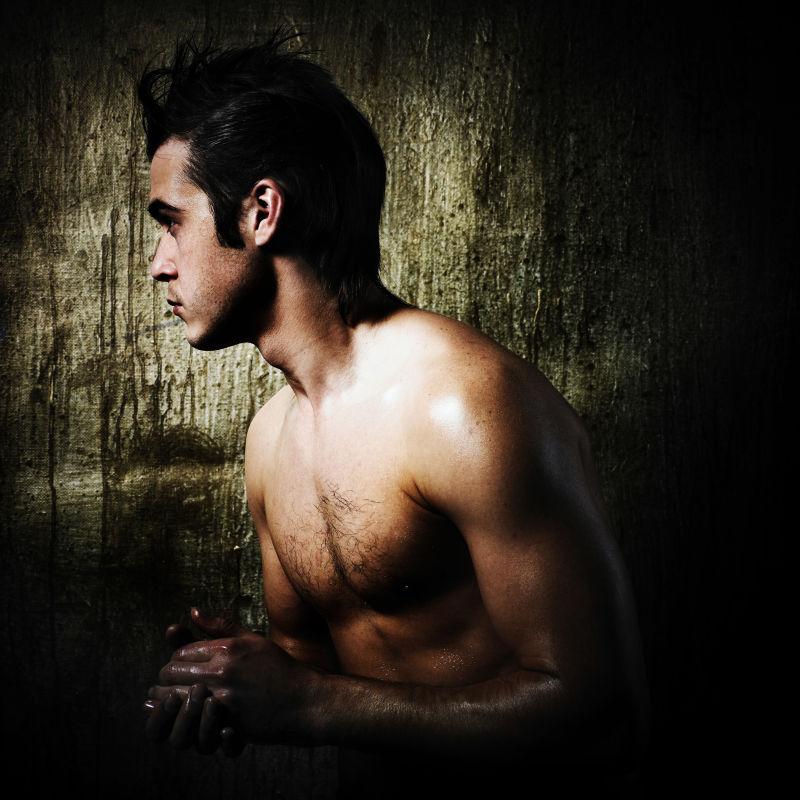 阴暗背景下的男性模特