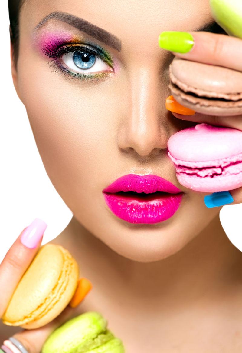 画着时尚妆容的美女拿着美味的甜点