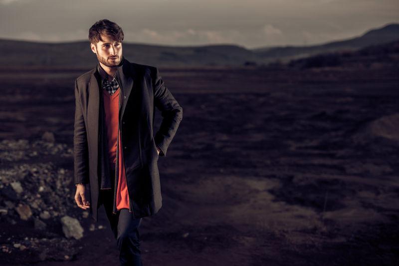 沙漠中摆拍的模特