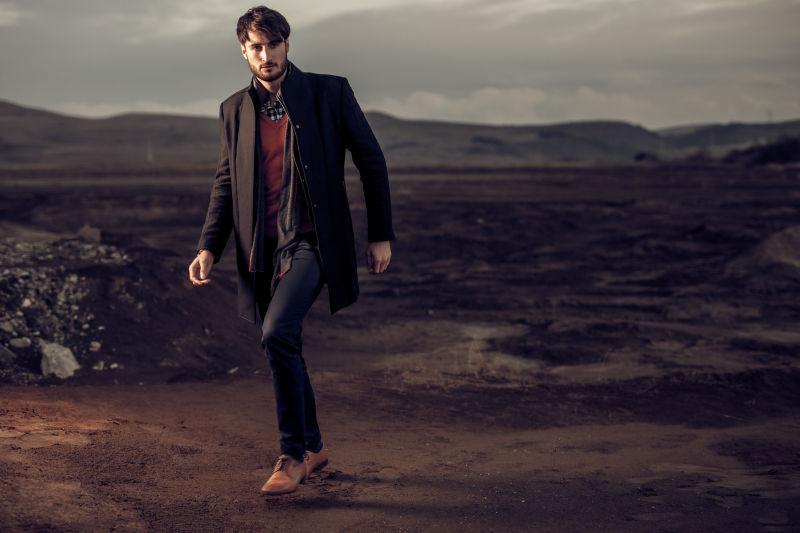 沙漠中英俊男性模特的戏剧时尚系列