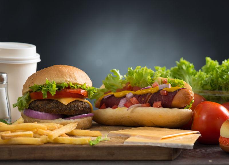 砧板上的美味汉堡热狗薯条和蔬菜