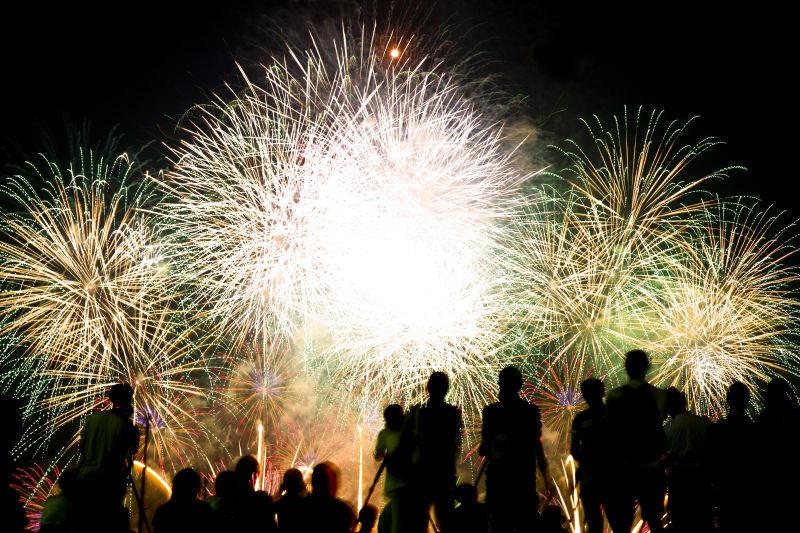 夜间广场上的烟火晚会