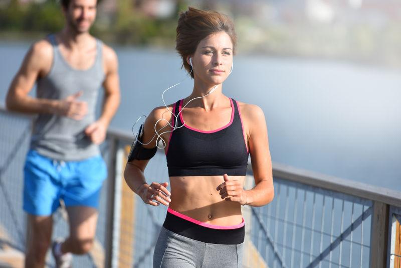 在户外晨跑的夫妇