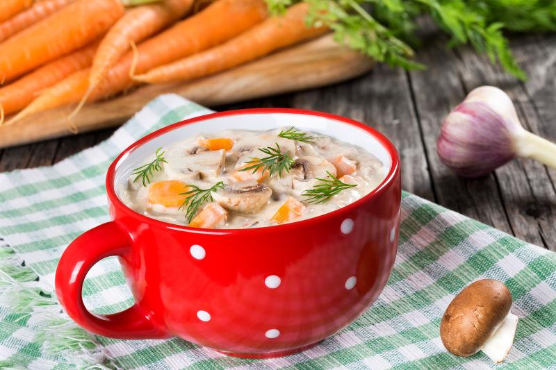 红色杯子里的蘑菇虾粥