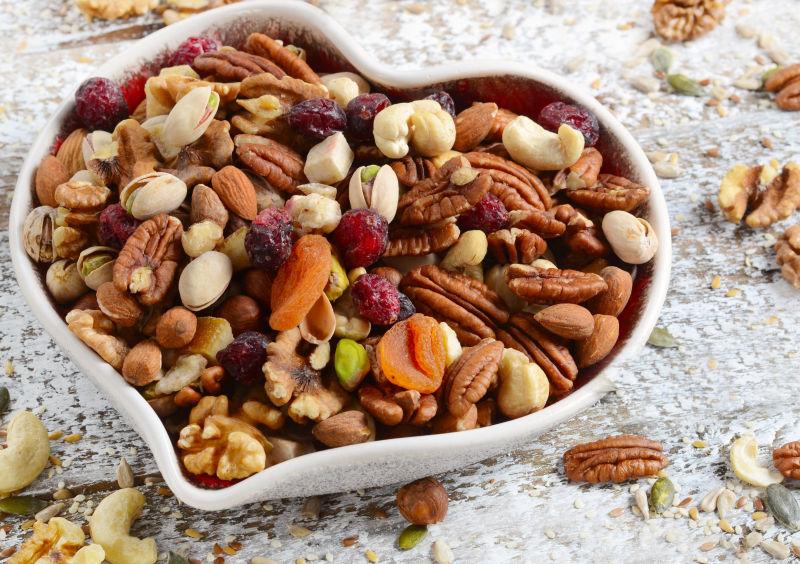 心形盘子里的各种坚果