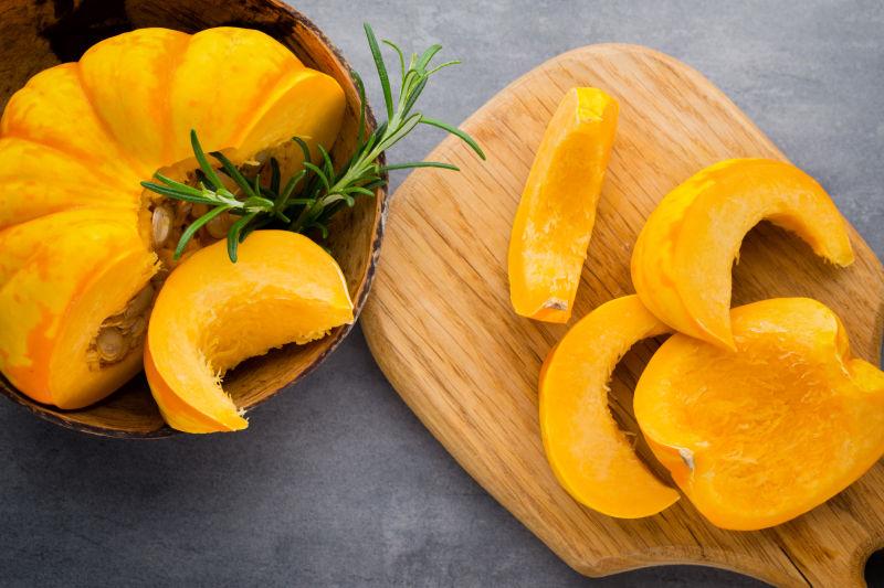 砧板上的黄色南瓜