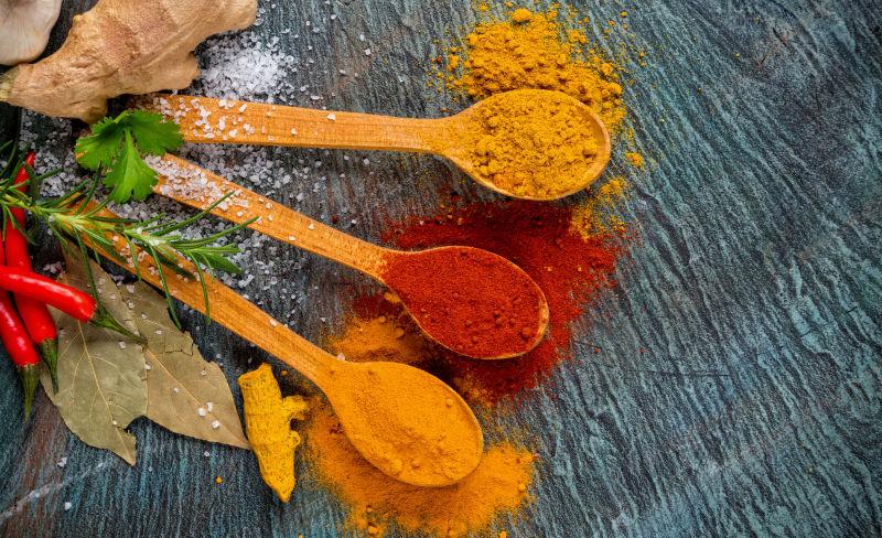 桌子上的红黄色香料粉