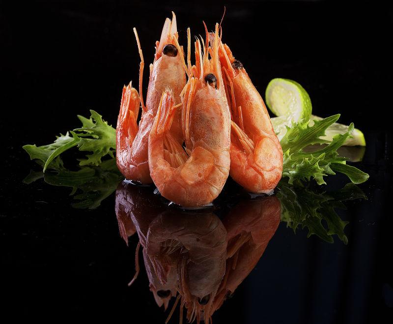 黑色背景上的虾和蔬菜