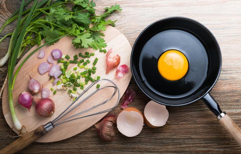 桌子上的鸡蛋和蔬菜