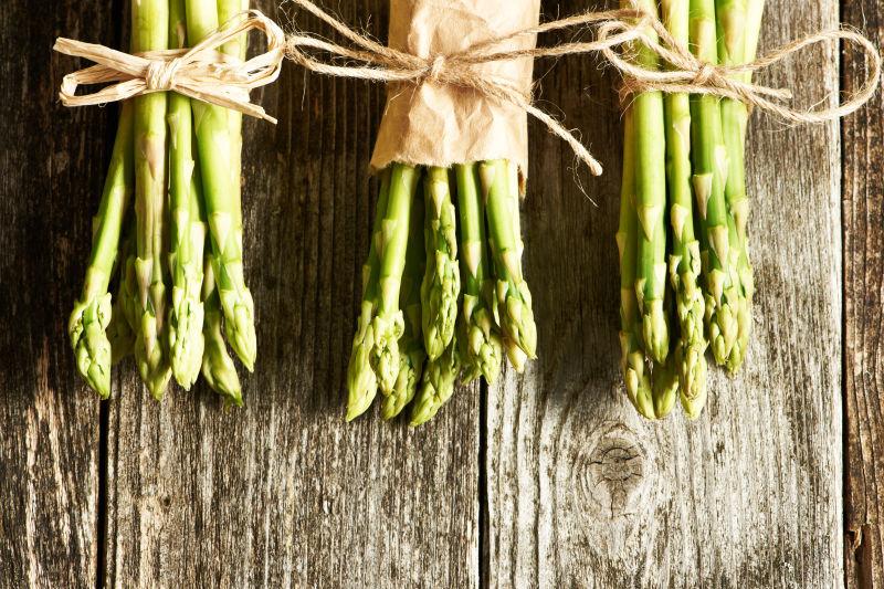 木桌上的三捆芦笋