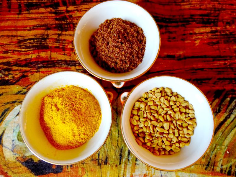 木桌上碗里的食物调味品