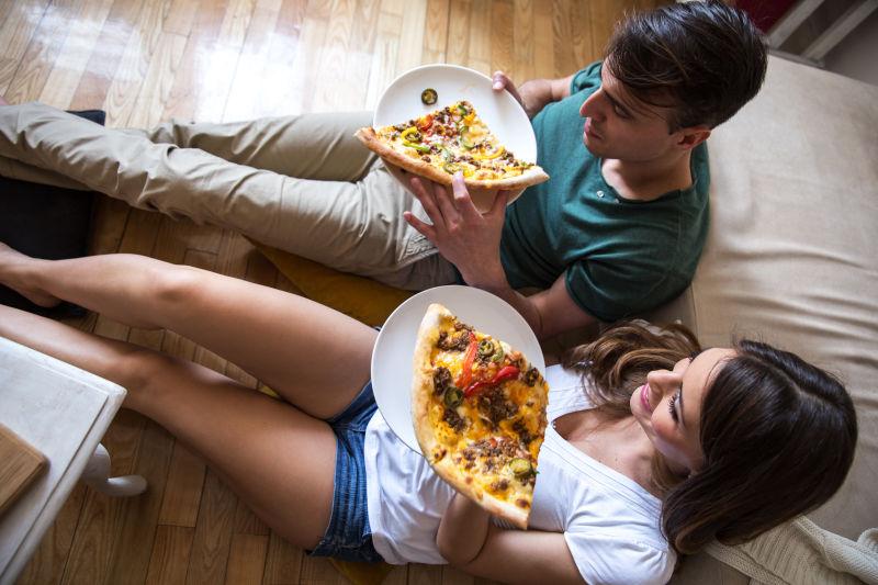 年轻夫妇吃的比萨饼