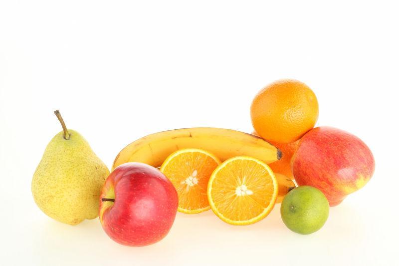 白色背景下混合的新鲜水果