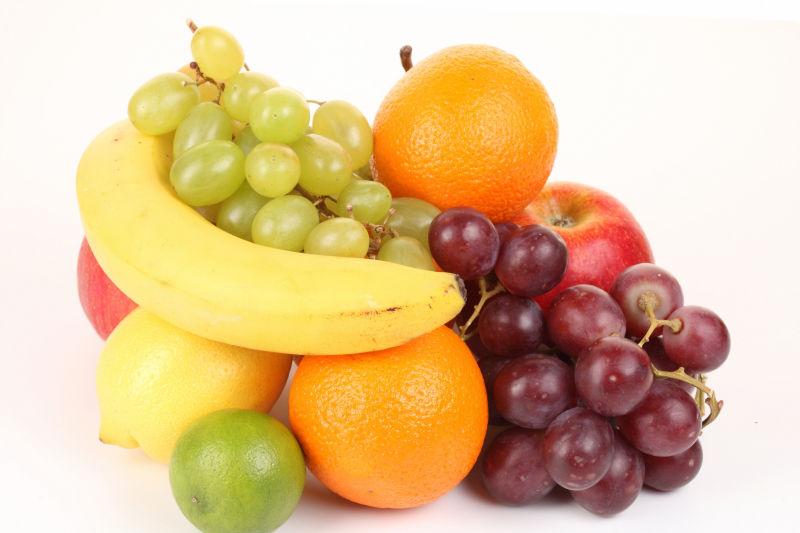 白色背景下新鲜多汁的水果