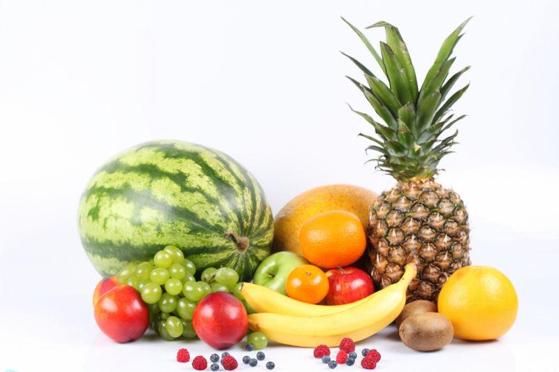 白色背景下美味多汁的水果