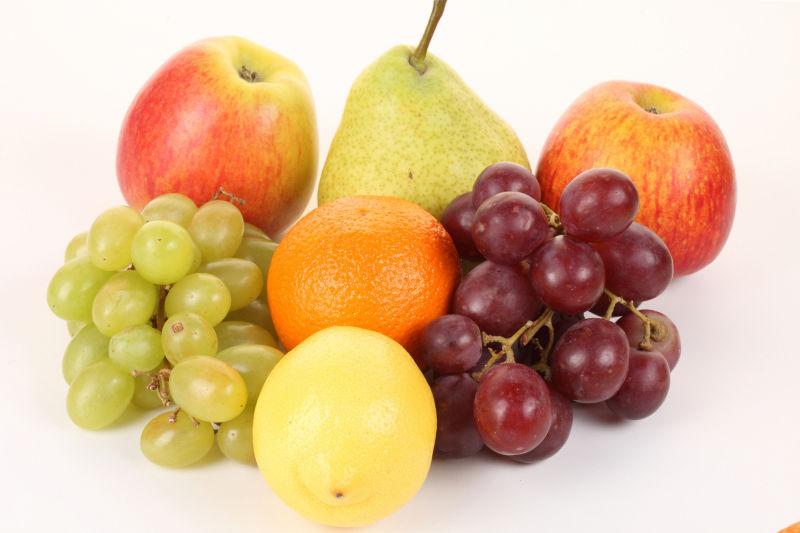 白色背景下新鲜成熟的水果