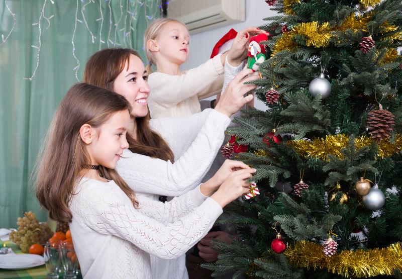家里的小女儿们一起装饰圣诞树