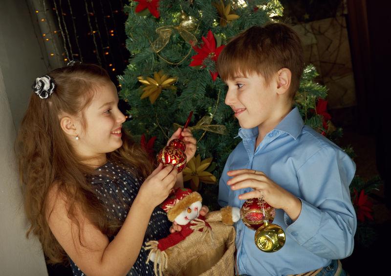 快乐的孩子一起装饰圣诞树