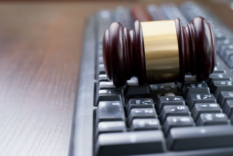 放在电脑键盘上的法槌