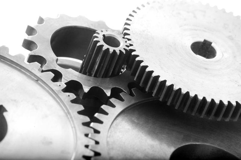 啮合运行的金属齿轮组