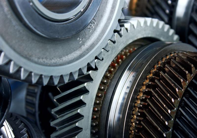 两个工作中的金属齿轮