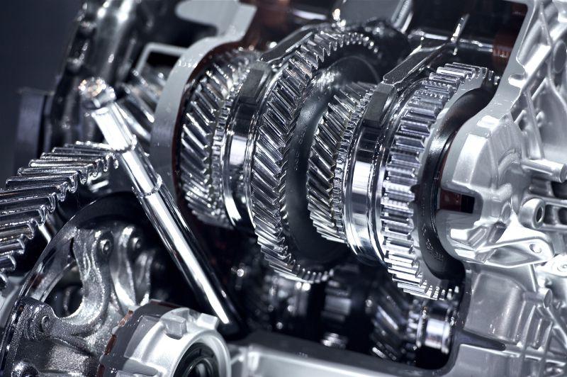 两个工作中的金属齿轮