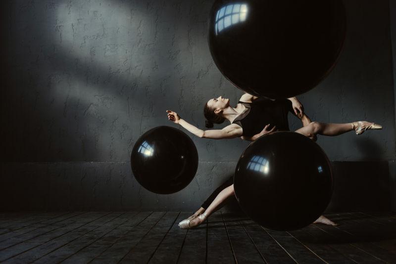 两个互相配合的芭蕾舞舞者