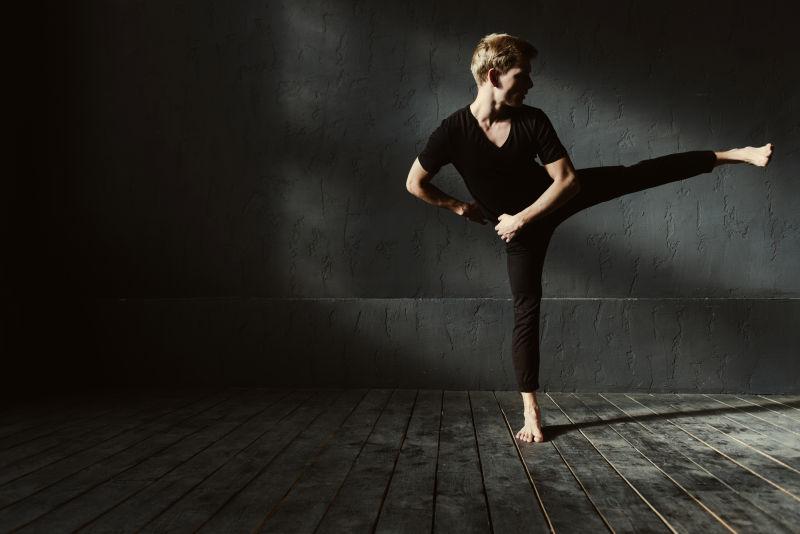 参与舞蹈才华横溢的优雅男子