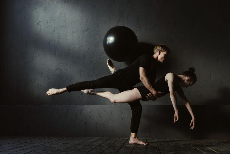 参加彩排的芭蕾舞者