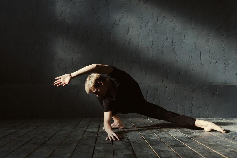 才华横溢的年轻舞者展示他的灵活性