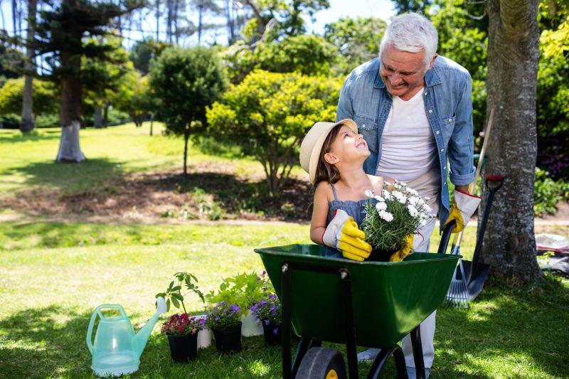 公园里可爱的小女孩和她的祖父