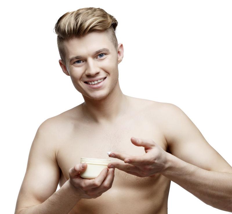 光着上身的金发帅哥