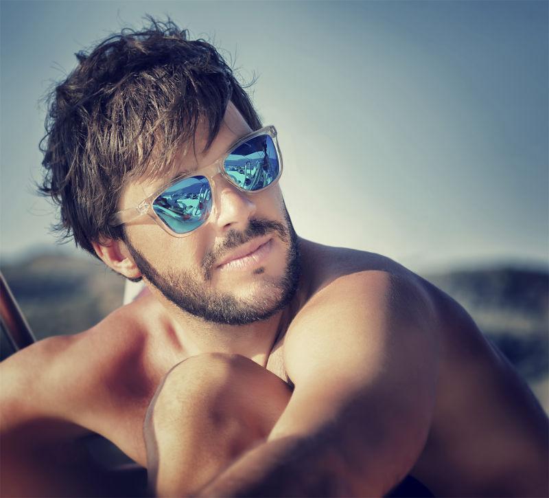 带着蓝色墨镜的帅哥